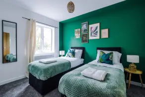 Formby Village Apartments By Greenstay Serviced Accommodation - A Luxury 2 Bed Apt - Perfect for Couples, Friends, Families & Business Travellers - FREE Parking - Dog Friendly - Fast Wi-Fi - 6 - Image 5