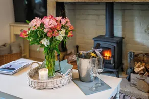 Stunning courtyard cottage set back from the River Coquet. With castle views. - Image 2