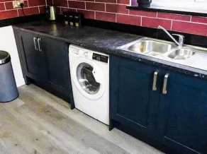 Serviced Accom Sleeps 8- Near London Free Parking - Image 3
