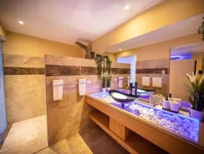 Top-class guest-friendly central villa with pool/basketball/gym/billiard/BBQ! - Image 2