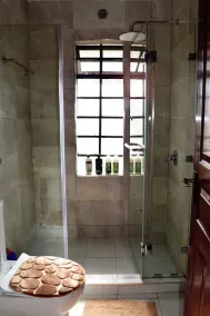 Cheerful 4-bedroom with a pool - Image 5