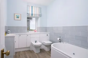 Spacious flat: stunning views, close to beaches and pub - family & dog friendly - Image 3