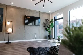 Stay in a modern two bedroom townhouse in downtown Kelowna with secure parking, patio, pet friendly options & easy walks to Prospera Place, the brewery district, waterfront paths, cafés & restaurants. Perfect for couples, friends or small families. - Image 3