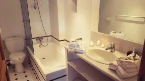 Residenza medievale con piscina nel cuore di una proprietà di sedici ettari - Image 4