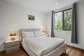 Spacious 3-Bed Townhouse in Coburg - Image 5