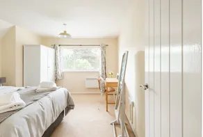 Lovely Town Centre 1 Bed Nr Country & River Walks - Image 4