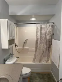 Cozy 3 bedroom fully furnished lake view house! - Image 4