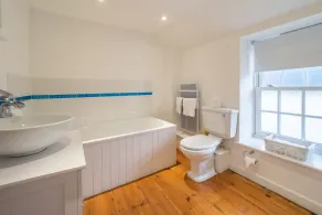 A beautiful, dog-friendly holiday home with magnificent views of two coastlines - Image 3