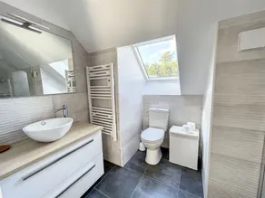 Charming 3-Bedroom House Near Beach with Garden, Free WiFi, and Parking - Image 3