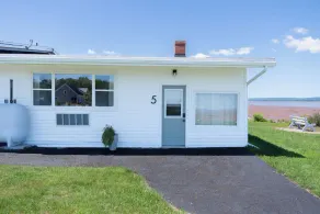 Beach Breeze Motel - Image 4