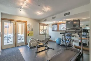Condo confortable avec vue sur la montagne de plus de 1 000 m², bain à remous, salle de fitness - Image 3