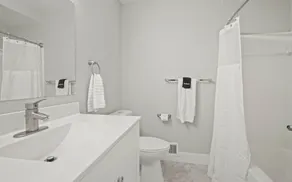 Modern Comfort in Rochester, Perfect Getaway - Image 3