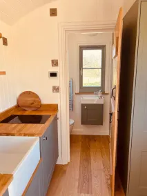 Luxury Shepherds Hut Near Glamorgan Coast - Image 4