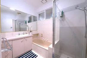 Family home in Prime location Melbourne - Image 2