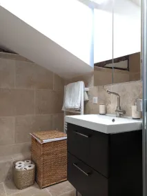 A charming pet friendly country house with modern amenities. - Image 3