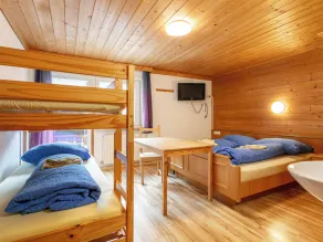 Spacious group house with lots of privacy - Image 4