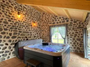 Escápate a la naturaleza: Casa moderna y espaciosa con spa en pueblo pintoresco - Image 3