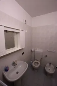 Underbar balkong på sjön med vackra pool och trädgård bland palmer och olivträd - Image 2