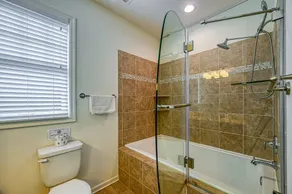 Beautiful lakefront home with fireplace, deck, central AC, & washer/dryer - Image 3