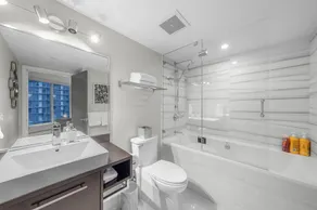 Stunning modern luxury 2 bedroom, 2 bath condo rental - Image 4