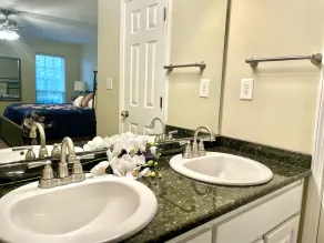The perfect retreat!  Tucked away on a private lane, 15min to downtown Fairhope. - Image 4