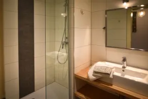 A cozy and quiet vacation rental with a paved, flower-filled courtyard, just 5 minutes from downtown - Image 2