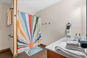 Lakefront Oasis Retreat in Malvern - Image 4