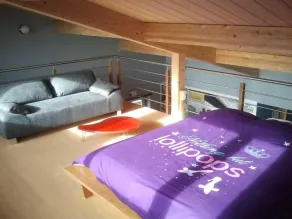 Moderne træhus med træforet terrasse og privat opvarmet pool - Image 4