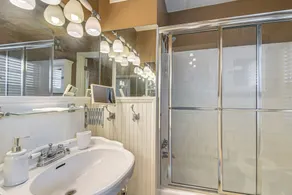 Monthly Stay Special! Cozy Cottage in Huntington - Image 4