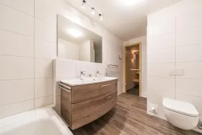 Tolles Ferienhaus mit Sauna, Kamin, Südbalkon am Wasserlauf und Balkon zum Deich - Image 3