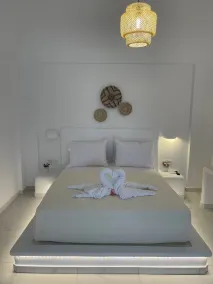 Wonderful Santorini Villa | 2 Bedroom | Dream Villa Tria | Stunning Sea Views - Image 4