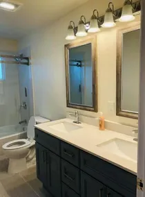 Modern Stylish Unit w/ Parking Perfect for Group - Image 5