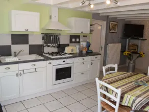 Quiet 40m² cottage with private courtyard - Image 4