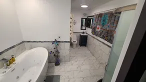 Spacious House w/ Jacuzzi Tub - Image 5