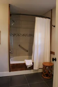 Escape to your cozy 2-bedroom cottage, just a hop away from Rock City - Image 4