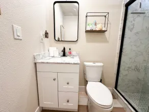 Newly updated studio 2 min drive to HWY 99 - Image 3