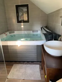 Vacation house for 8-10 persons, with hot tub and jacuzzi. - Image 4