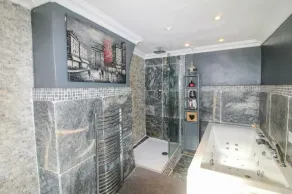 Central townhouse with hot tub jacuzzi bath and 3D TV room - Image 2
