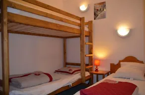 Overfladeareal: ca. 40 m² 1. sal. Orientering: Syd. Bjergudsigt. Stue med sovesofa - Image 4