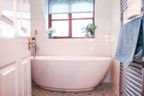 Pet friendly lakeside cottage with private hot tub, onsite golf course & cafe - Image 5