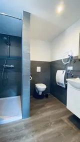 Room 5 with shower and shared kitchen - Image 3