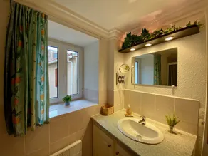Centre of Olonzac, 2 bedrooms & private sunny rooftop terrace - Image 4