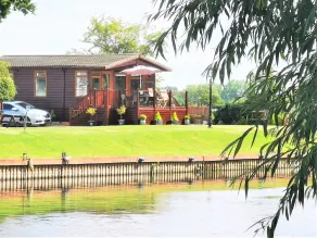Riverside Wooden Lodge, Stratford-upon-Avon - Image 2