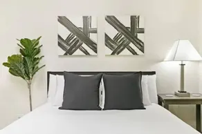 Chic Studio - In Downtown Highland Park, by Metra - Image 5