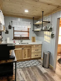 Cozy cottage 4 minutes from Lake Sullivan! - Image 2