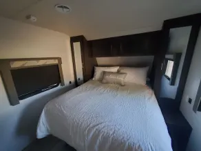 Relaxing Waterfront RV along the Sacramento River - Image 3