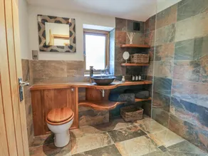 LADYCROFT BARN, family friendly, with a garden in Ashbourne - Image 2