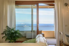 Villa med udsigt over havet omgivet af grønne områder - Image 3