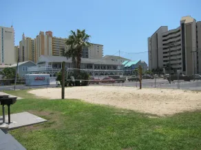 Kurzer Spaziergang zum Strand, 2 Schlafzimmer / 1 Badezimmer Quad 1 (unten) mit Poolzugang in der Nähe der Hauptstraße - Image 2