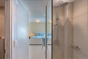 100 m de la plage, bain à remous, piscine, ping-pong, sauna et salle de gym, chaises longues privées! - Image 4